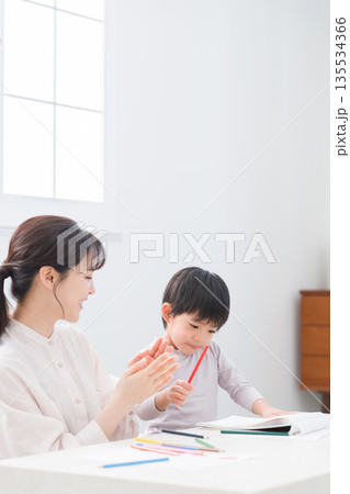 家でお絵描きする子供とママ 135534366