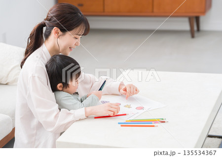 家でお絵描きする子供とママ 135534367