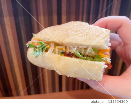 バインミー ベトナム料理のサンドイッチ 135534369