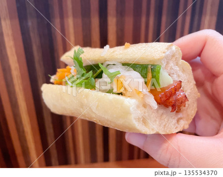 バインミー ベトナム料理のサンドイッチ バインミー ベトナム料理のサンドイッチ 135534370