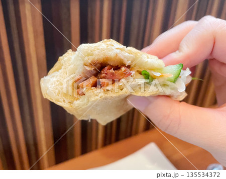 バインミー ベトナム料理のサンドイッチ 135534372