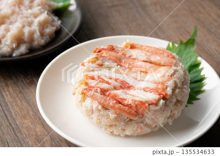 お皿に盛りつけた紅ズワイガニの水煮のクローズアップ 135534633
