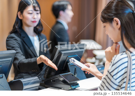 スマホで電子決済する女性。撮影協力：「スポーツクラブ&サウナスパ ルネサンス 幕張24」 135534646
