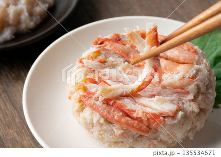 美味しそうな紅ズワイガニの水煮のクローズアップ 美味しそうな紅ズワイガニの水煮のクローズアップ 135534671