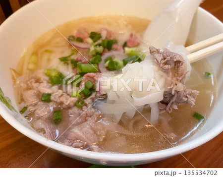 牛肉入りベトナムフォー 香り豊かな米麺スープ 牛肉入りベトナムフォー 香り豊かな米麺スープ 135534702