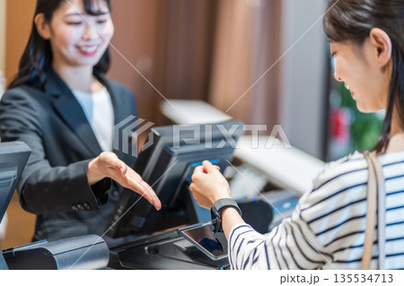 スマートウォッチで電子決済する女性。撮影協力：「スポーツクラブ&サウナスパ ルネサンス 幕張24」 135534713