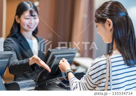 スマートウォッチで電子決済する女性。撮影協力：「スポーツクラブ&サウナスパ ルネサンス 幕張24」 135534714