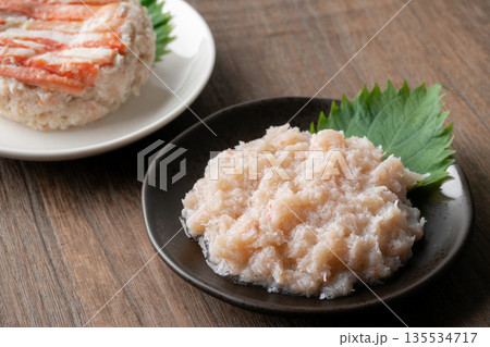 お皿に盛りつけたマルズワイガニの水煮（ほぐし身）のクローズアップ 135534717