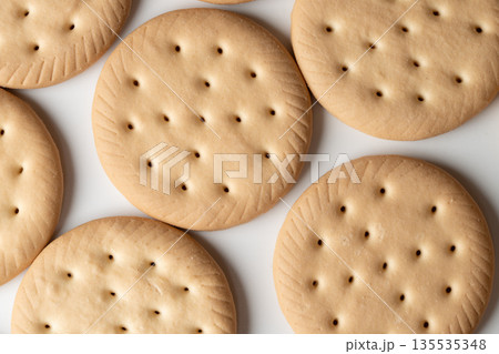 白い背景で配置したビスケットの物撮り素材 白い背景で配置したビスケットの物撮り素材 135535348
