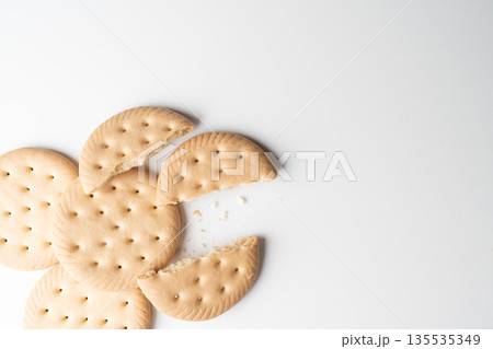 ビスケットが割れた状態を撮影した食品写真 135535349