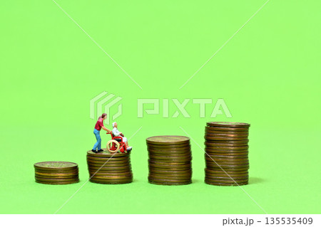 投資 NISA 資産運用 貯蓄 医療費 介護費用イメージ 135535409