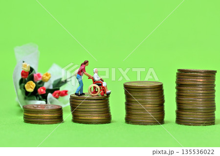 投資 NISA 資産運用 貯蓄 医療費 介護費用イメージ 135536022