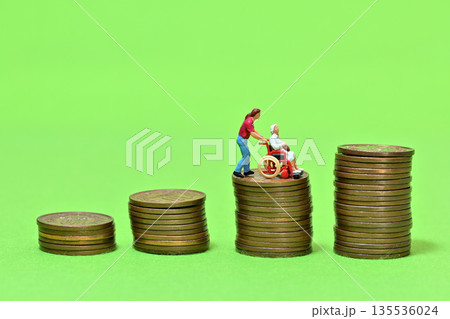 投資 NISA 資産運用 貯蓄 医療費 介護費用イメージ 135536024