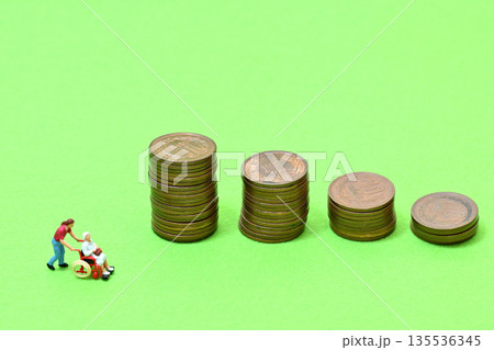 投資 NISA 資産運用 貯蓄 医療費 介護費用イメージ 135536345