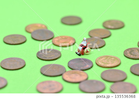 投資 NISA 資産運用 貯蓄 医療費 介護費用イメージ 135536368