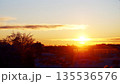 神秘的な朝焼けの空 135536576