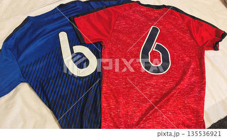 サッカーのユニフォーム 135536921