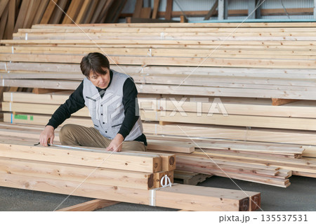 建築現場で働く男性 135537531