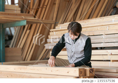 建築現場で働く男性 135537536