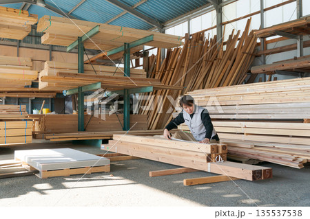 建築現場で働く男性 建築現場で働く男性 135537538
