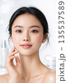 化粧品広告や企業サイトに使える信頼感のある女性モデルのビューティーポートレート 135537589