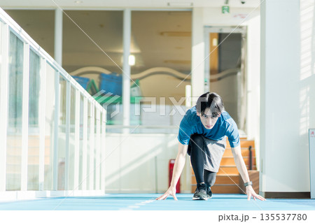ジムで走る若い男性　撮影協力：「スポーツクラブ&サウナスパ ルネサンス 幕張24」 135537780