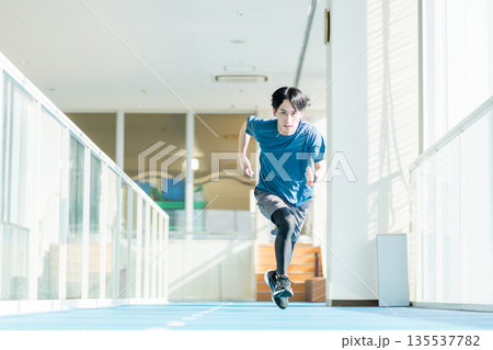 ジムで走る若い男性 撮影協力:「スポーツクラブ&サウナスパ ルネサンス 幕張24」 ジムで走る若い男性 撮影協力:「スポーツクラブ&サウナスパ ルネサンス 幕張24」 135537782