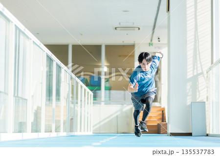 ジムで走る若い男性　撮影協力：「スポーツクラブ&サウナスパ ルネサンス 幕張24」 135537783