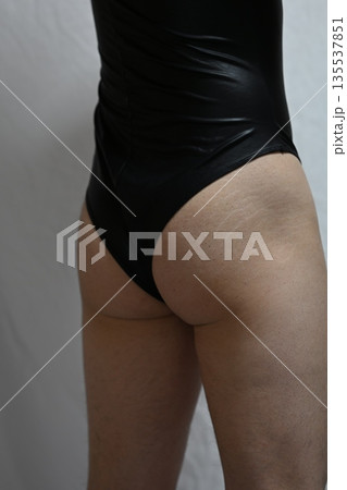レオタードを着た男 135537851
