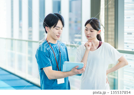 男性トレーナーと女性トレーニーの2人　撮影協力：「スポーツクラブ&サウナスパ ルネサンス 幕張24」 135537854
