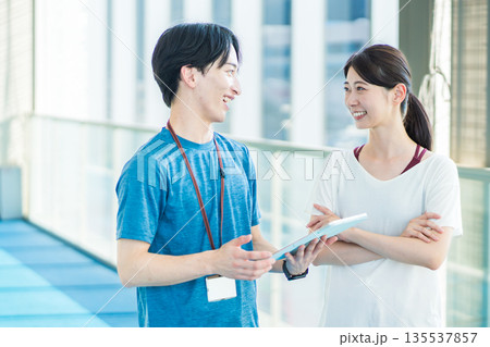男性トレーナーと女性トレーニーの2人　撮影協力：「スポーツクラブ&サウナスパ ルネサンス 幕張24」 135537857