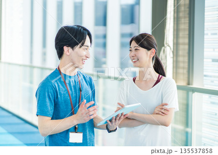 男性トレーナーと女性トレーニーの2人　撮影協力：「スポーツクラブ&サウナスパ ルネサンス 幕張24」 135537858