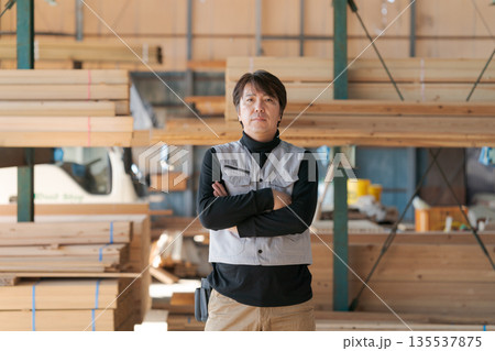 建設業で働く男性のポートレート 建設業で働く男性のポートレート 135537875