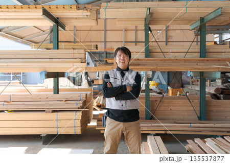 建設業で働く男性のポートレート 135537877