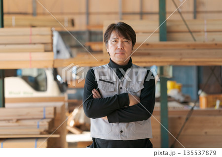 建設業で働く男性のポートレート 建設業で働く男性のポートレート 135537879