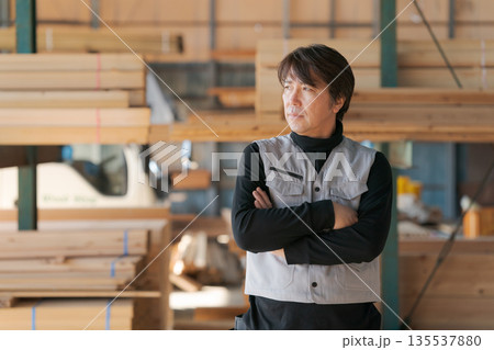 建設業で働く男性のポートレート 135537880