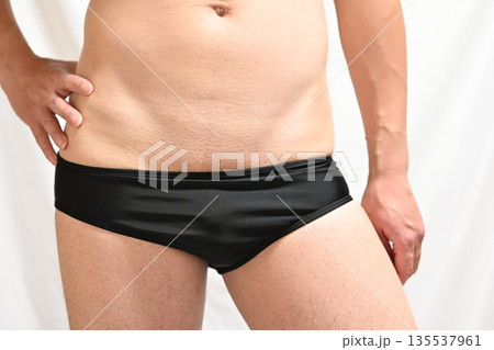下着の男性 下着の男性 135537961