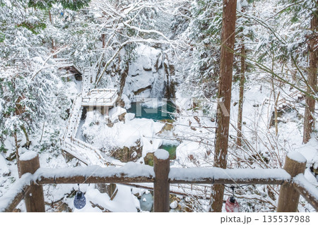 夕森渓谷（冬）：竜神の滝 135537988