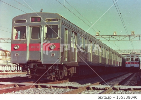 東急8500系、8513‐8813、右奥は8521、長津田検車区、1980年1月6日 東急8500系、8513‐8813、右奥は8521、長津田検車区、1980年1月6日 135538040