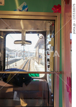 先頭車両の窓から見た風景 先頭車両の窓から見た風景 135538076