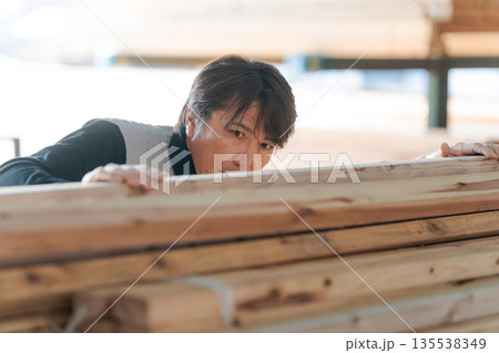 建築現場で働く男性 135538349