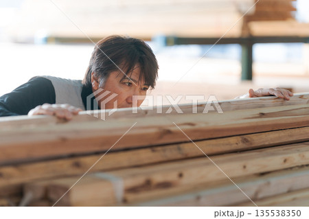 建築現場で働く男性 135538350