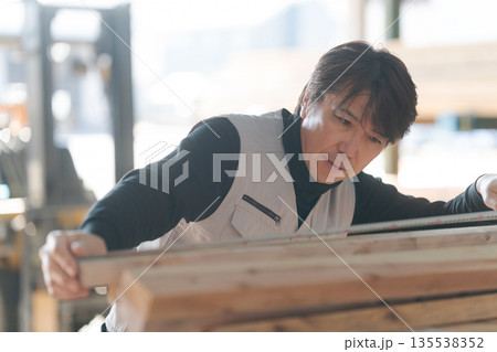 建築現場で働く男性 135538352