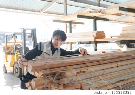 建築現場で働く男性 135538353