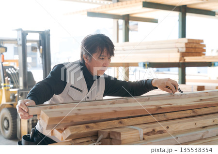 建築現場で働く男性 建築現場で働く男性 135538354