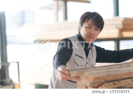 建築現場で働く男性 建築現場で働く男性 135538355