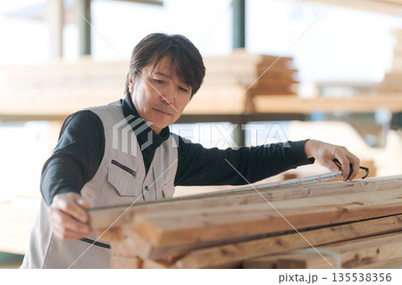 建築現場で働く男性 135538356