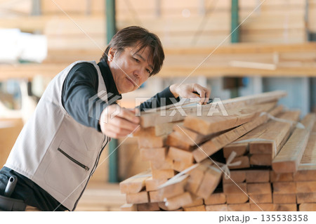 建築現場で働く男性 建築現場で働く男性 135538358