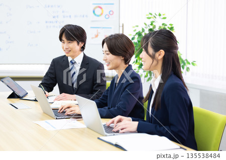 ビジネス　打合せをしている男女 135538484