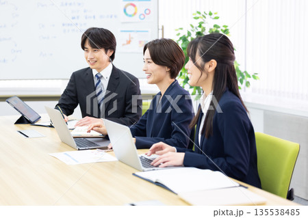 ビジネス　打合せをしている男女 135538485